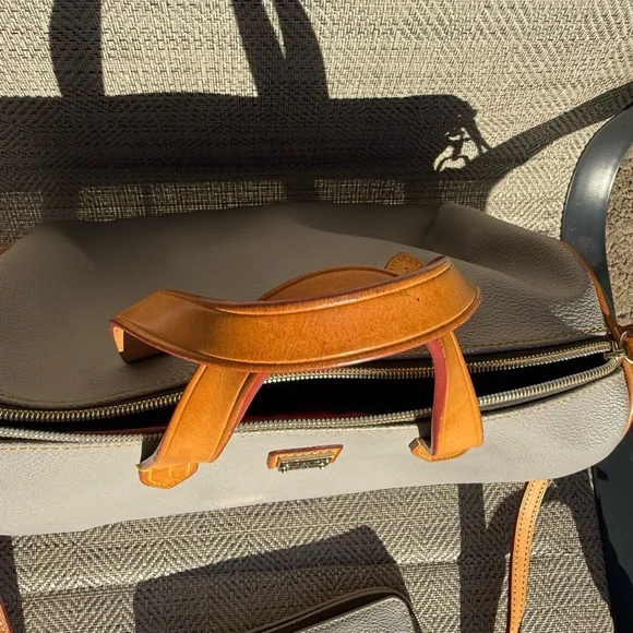 Dooney and Bourke, leather satchel Crossbody with matching wallet - Picture 6 of 9